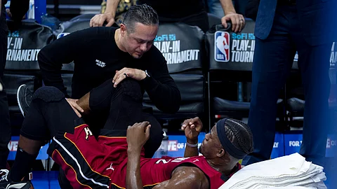 GITAGAD DAYON: Si Jimmy Butler sa Miami Heat giatiman dayon sa training staff dihang naangol ang iyang tuo nga tuhod atol sa play-in tournament batok sa Philadelphia 76ers. Nidaug ang 76ers 105-104. / AP