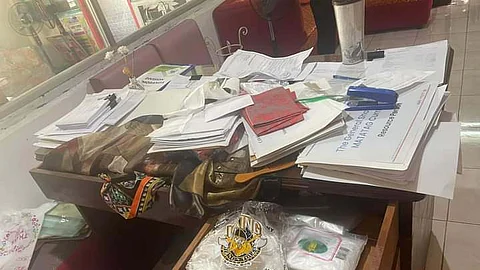 GI-UKADÂYANG: Usa sa mga lamesa sa buhatan sa Cawayan Central Elementary School ang giukay sa kawatan. / HULAGWAY gikan ni Roy Pintor
