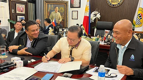 No more pending applications. Cebu City’s Acting Mayor Raymond Alvin Garcia (right) signs on Monday, May 27, 2024, the permit applications of the Metropolitan Cebu Water District (MCWD), which have been sitting at City Hall since last year. With this development, the water district can finally proceed with its pipeline expansion projects in five mountain barangays, much to the delight of MCWD board chairman Jose Daluz III (left). The MCWD hopes to complete the projects in six months during which time it can start supplying water to more than 5,000 households in a total of 11 barangays for the first time. / ARKEEN LARISMA