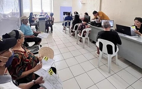 AUTOMATED REGISTRATION. Senior citizens in San Carlos City, Negros Occidental, register in the local automated listing system at the city’s Tech4Ed Help Desk Center on Friday (May 17, 2024). Through the pioneering initiative called the Social Services System (SOCSERVE), they will be issued PVC identification cards for the prompt receipt of assistance from the city government.