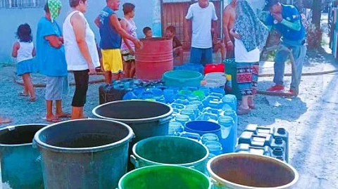 WATER RATIONING. Residents of Barangay Handumanan in Bacolod City line up their water containers during the distribution of water supply from the city government last week. A summary report on Saturday (May 4, 2024) showed 33,966 households in 18 affected villages availed of water rationing in April. 