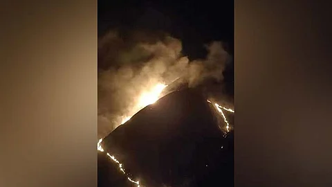 BUKID NASUNOG: Ang grass fire nga niigo sa dakong bukid sa lungsod sa Alicia, Lalawigan sa Bohol niadtong Lunes, Mayo 6, 2024. / 