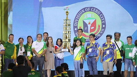  TROPEYO: Si Cebu City Councilor Dondon Hontiveros, chairman sa committee on sports, maoy nidawat sa tropeyo alang sa Cebu City isip kampiyon sa CVIRAA 2024 uban sa pipila ka mga sakop sa Konseho, City Hall ug Department of Education (DepEd) Cebu City Division. / AMPER CAMPAÑA