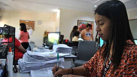 BENEPISARYO: Usa ka benepisyaryo sa GIP nga nagbuhat sa clerical works nga gi-assign sa DSWD Field Office VII. / TAMPO