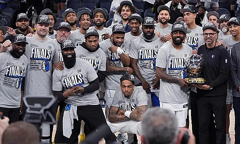 WEST CHAMPIONS: Nagsaulog ang Dallas Mavericks human nila nalangkat ang 2023-24 NBA Western Conference title batok sa Minnesota Timberwolves ning Biyernes, Mayo 31, 2024 (PH time). Sa laing hulagway, gibitbit ni Luka Doncic ang iyang West finals MVP tropphy. /