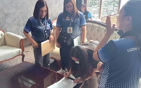 COMPANY VISITATION. A personnel of the Social Security System (SSS) in north Luzon 1 signs one of the compliance orders issued to erring private companies during the simultaneous Run After Contribution Evaders (Race) event in La Trinidad, Benguet; San Fernando City, Agoo and Caba La Union; Laoag City Ilocos Norte; Vigan City, Bantay, and Candon City, Ilocos Sur; Bangued, Abra; and Bauko, Mountain Province on Tuesday, April 30, 2024. SSS-Baguio City branch head Nancy Umoso in an interview said eight employers, with around 236 employees, from Baguio City were issued with compliance orders and were ordered to pay premium contributions amounting to around P9.72 million.