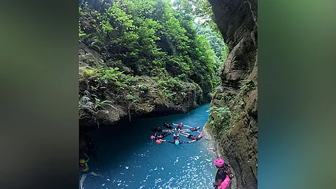 ■ LAYO UG HINAY’G SIGNAL: Makita ang bahin sa canyoneering site sa Barangay Sulsogan, Badian, Cebu diin nagkalingaw og ambak ang Irish national apan giatake sa sakit sa kasingkasing ug namatay. Ang maong dapit adunay 12 kilometros nga gilay-on gikan sa rescue office ug di sab maayo ang reception o signal sa mobile phone ug handheld radio tungod sa kaubos sa maong lugar. Estorya sa pahina 2. / HULAGWAY HINATAG SA BADIAN TOURISM OFFICE