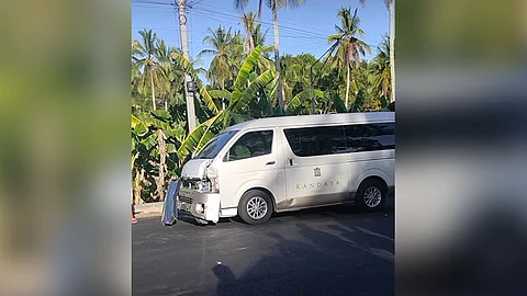 NALAGPOT: Patay ang angkas nga Grade 12 student human napantok sa sementado nga kalÂsada sa Don Gregorio Antigua National Highway, Borbon sa dihang ang motorsiklo nga gimaneho ni Jay R Aribal, 22, nabangga sa gikasugat nga van, Mayo 20, 2024. Estorya sa pahina 2. / TAMPO