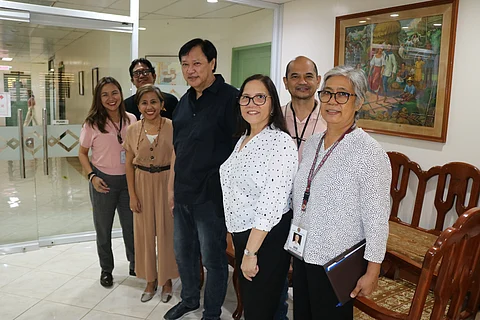 Mr. Antonio Peralta of the European Chamber of Commerce in the Philippines (fourth from left) is welcomed in UP Mindanao by the UPMin Executive
Committee composed of (left-right) College of Humanities and Social Sciences Dean Jhoanna Lynn Cruz, Vice-chancellor for Administration
Leo Manuel Estaña, Chancellor Lyre Anni Murao, Vice-chancellor for Academic Affairs Annabelle Novero, College of Science and
Mathematics Dean Cleto Nañola Jr., and School of Management Dean Aurelia Luzviminda Gomez.