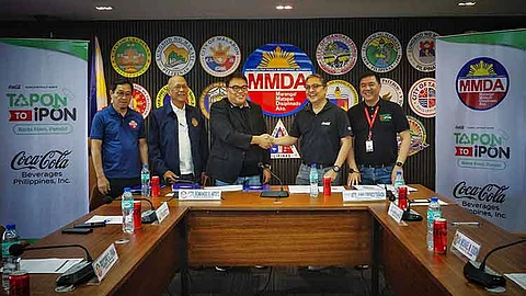 MANILA. Sealing the partnership are key representatives from the Metropolitan Manila Development Authority (MMDA) and Coca-Cola Beverages Philippines Inc. (CCBPI).
