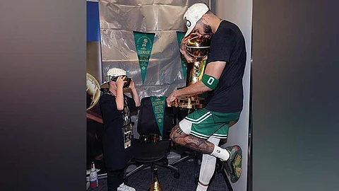 TROPEYO: Gigakos ni Boston Celtics superstar Jayson Tatum ang Larry O’Brien Championship Trophy human gipukan sa Celtics ang Dallas Mavericks sa NBA Finals series, 4-1, niadtong Martes, Hunyo 18, 2024 (PH time). Sa umaabot nga mga adlaw, gituohan nga mopirma og bag-ong long term contract si Tatum sa Celtics. /