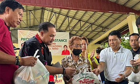 Guv distributes P3.3M aid to El Niño-affected farmers