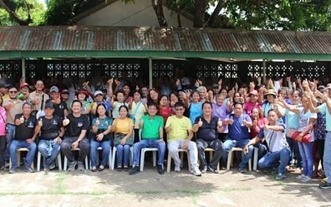 FARMER-BENEFICIARIES. Beneficiaries from Barangay Bacong in Bago City, Negros Occidental, with city officials led by Vice Mayor Ramon Torres, after the turnover of cash cards for financial assistance to rice farmers held at the village auditorium on Monday (June 10, 2024). A total of 6,558 farmer-beneficiaries in the city are eligible to receive financial assistance of PHP5,000 each under the Rice Competitiveness Enhancement Fund program of the Department of Agriculture for the year 2023. (Photo courtesy of Bago City Agriculture Office)