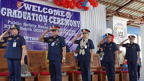 303 ka bag-ong polis minggraduwar