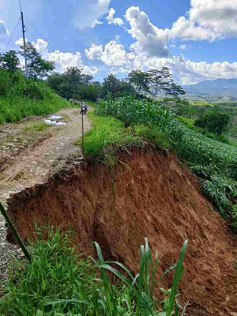 Nag-landslide; 6 pamilya gihikling