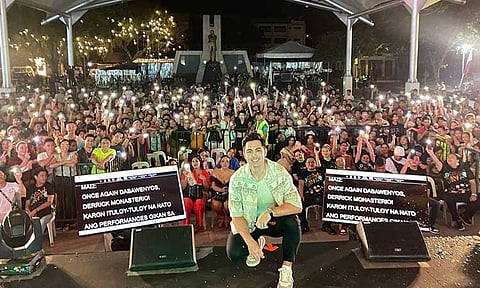 Kapuso actor Derrick Monasterio serenaded Dabawenyos during the Duaw Davao Hugyaw Davao: Night of Fun & Colors on Sunday evening, June 23 at the Rizal Park along San Pedro Street in Davao City.