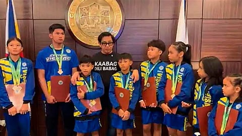 GIPASIDUNGGAN: Ang mga Oponganon nga atleta nga nakakuha og medalya atol sa Palarong Pambansa 2024 ang mi-courtesy call ngadto ni Lapu-Lapu City Mayor Junard Chan, Miyerkules, Hulyo 17, 2024.