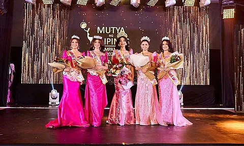 Glezette Garcia of Angeles City wins in Mutya Ng Pilipinas Pampanga during the coronation of the beauty contest on Saturday night. Other winning candidates are
Francine Miclat of Mabalacat City, first runner up;
Rein Gonzales of Mabalacat City, second runner up;
Natasha Fabian of Candaba, third runner up; and Ryzette Manlapaz of Minalin, fourth runner up.
Photo by Mutya ng Pilipinas Pampanga