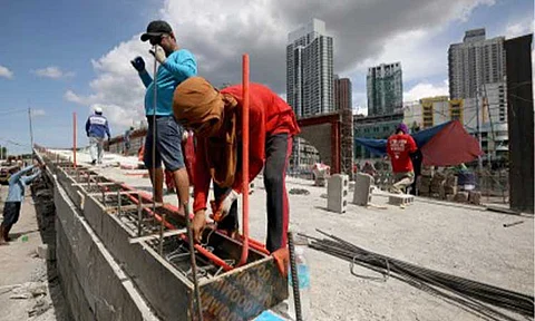 WAGE HIKE. Workers install steel bars at a construction site for the Pasig Bigyang Buhay Muli (PBBM) urban renewal and development project in the Intramuros area of Manila on May 23, 2024. The Regional Tripartite Wages and Productivity Board - National Capital Region on Monday (July 1, 2024) said it has approved a PHP35 hike in the minimum wage of private sector workers in the region, which takes effect July 17. (PNA photo by Yancy Lim)
