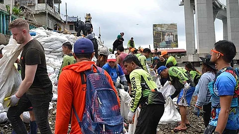 Labing minos 200 ka sako sa basura ang nahaw-as