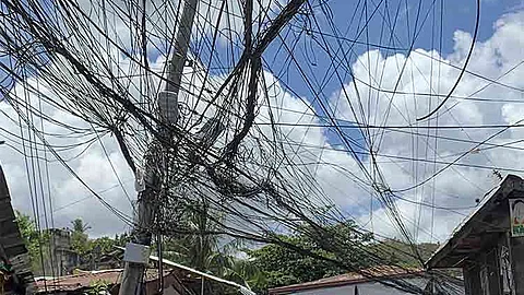 Leaning post, spaghetti wires in Quiot