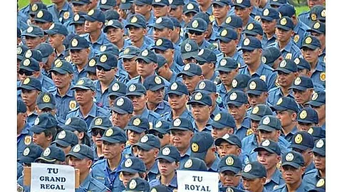 PNP Chief midili sa mga polis isip 'umbrella assistants'