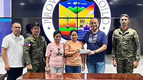 ILOILO. Iloilo Provincial Administrator Raul Bañas (second from right), Iloilo local government official and military personnel hand over financial assistance of P30,000 to the families of slain NPA member in Iloilo.
