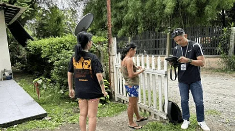 POPULATION CENSUS. An enumerator of the Philippine Statistics Authority in Negros Oriental gathers data from a household in Dumaguete City in this undated photo. Boundary conflicts have slowed data collection under the Population Census-Community-Based Monitoring System. (PNA file photo by Mary Judaline Flores Partlow)