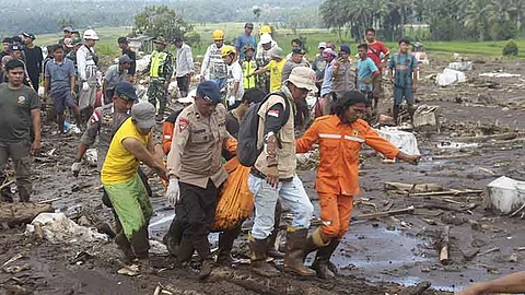 INDONESIA. Rescuers carry the body of a victim of a flash flood in Tanah Datar, West Sumatra, Indonesia, on May 13, 2024.