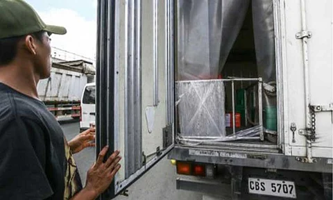 STRINGENT. A driver opens his delivery truck for inspection by the Bureau of Animal Industry and Quezon City Veterinary Department at a checkpoint in Commonwealth Avenue on Tuesday (Aug. 20, 2024). Other checkpoints aimed to help prevent the spread of the African swine fever are set up in Kaingin Road, Balintawak; Mindanao Avenue-Tandang Sora Avenue intersection; and Barangay Paang Bundok in Amoranto Street, La Loma. (PNA photo by Joan Bondoc)