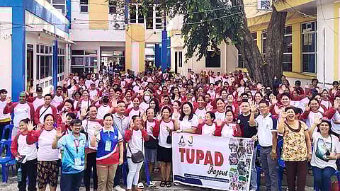 MGA BENEPISYARYO: Ang mga trabahante sa TUPAD nga nakabenepisyo sa payout kauban ang mga kawani sa DOLE BFO ug mga mayor sa nagkadaiyang lungsod sa Bohol. / TAMPO