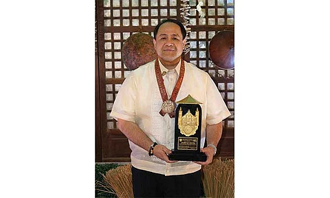 Governor Pineda named as outstanding honorary Minaleño