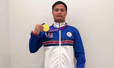 ASIAD GOLD. Ernie Gawilan proudly displays his gold medal from the men’s 400m freestyle - S7 at the 4th Asian Para Games in Hangzhou, China, last year.