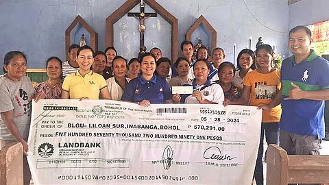 DOLE 7 mihatag og P1.6M livelihood assistance alang sa 3 ka asosasyon sa Bohol