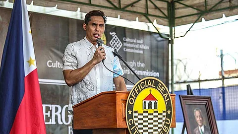 Hontiveros: Surrender damaged,
old flags