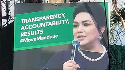 Oliva way klarong molansar, posters iyang gipatangtang