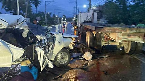 Pickup midaro sa trailer truck: 1 patay, 2 samdan