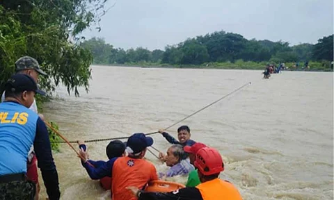 BAD WEATHER. Philippine Coast Guard and Provincial Disaster Risk Reduction and Management Office personnel evacuate residents in Rizal, Occidental Mindoro on Sept. 14, 2024. The NDRRMC on Monday (Sept. 16) said the effects of tropical cyclones Ferdie and Gener and the enhanced southwest monsoon has so far claimed six lives and injured 11 persons. (Photo courtesy of Coast Guard District Southern Tagalog)