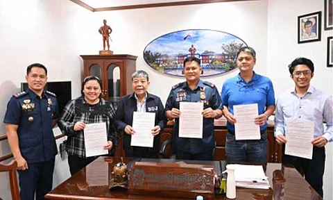 PARTNERS. Department of Justice-National Prosecution Service Region 3 prosecutor Jesus Simbulan and Police Regional Office-Central Luzon Director Brig. Gen. Jose Hidalgo Jr. (3rd and 4th from left) show copies of their signed memorandum of understanding at Camp Olivas, City of San Fernando, Pampanga on Monday (Sept. 16, 2024). The pact aims to bolster law enforcement operations and the administration of justice in Central Luzon. (Photo courtesy of PRO-3)