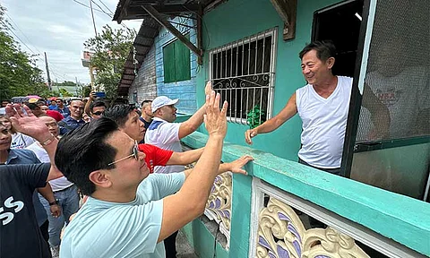 CONSULTATION
Congressman Jorge Bustos of Patrol Partylist and businessman Raymond Ronquillo visit residents of Barangay Poblacion in Sto. Tomas after the consultation and payout ceremony to 1,000 AKAP beneficiaries on Tuesday, September 17. - Princess Clea Arcellaz