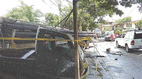 Trak mibangga sa poste, drayber patay