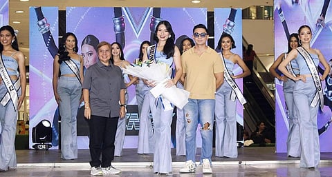 DARLING OF THE PRESS: Miss Bacolod MassKara No. 7 Cindy Valencia was chosen as ‘Darling of the Press’ during the sashing rites held at SM City North Wing Event Center. Sunstar Yuhom writer and Negros Press Club Past President Carla Cañet and GMA TV regional anchor Adrian Prietos presented the award during the event.