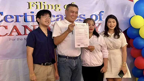 First District Councilor Nilo “Small” Abellera Jr. was accompanied by his family during the filing of his Certificate of Candidacy (COC) at the Commission on Elections (Comelec)-Davao City on Friday, October 4, 2024.