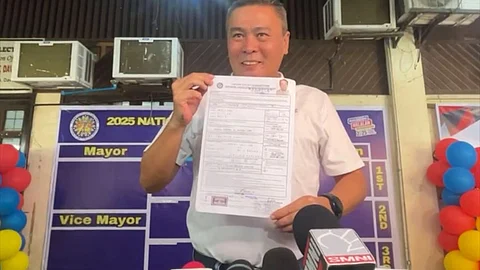 Si 1st District Councilor Nilo "Small" Abellera Jr., iyang gipakita ang iyang Certificate of Candidacy (COC) sa pagpapili isip konsehal gihapon sa unang distrito sa buhatan sa Commission on Elections (Comelec) sa Davao City, Biyernes sa buntag, Oktubre 4, 2024. (Jeepy P. Compio)