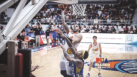 SEMIS: Miitsa si Rain or Shine Elasto Painters import Aaron Fuller batok sa depensa ni Magnolia Hotshots forward Calvin Abueva ning aktuha sa deciding Game 5 sa PBA Governors’ Cup quarter-finals series niadtong Sabado sa gabii, Oktubre 5, 2024. Mingdaog ang Elasto Painters ning sangkaa aron pag-abante sa semis best-of-seven series. /