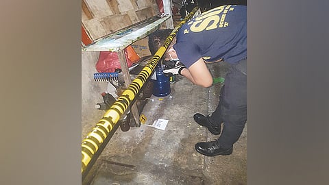 DAPIT SA KRIMEN: Ang kapulisan nagsusi sa dapit diin gipusil-patay ang batan-ong nagduwa og billiards, alas 10:30 sa gabii, Sabado, Oktubre 5, 2024, sa Sitio Lawis, Barangay Pasil, dakbayan sa Sugbo.