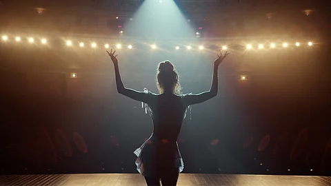 Lisa’s ‘Moonlit Floor’ live performance video out now