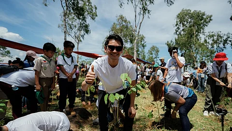 On his 30th birthday, Mayor Javi Benitez led the tree-planting activity as a way of giving back to Mother Earth for 30 years of living on this planet.