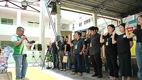 Maintenance worker leads journalists’ oath