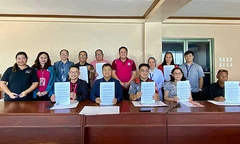 AGREEMENT. The city government of San Fernando signed an agreement with sectoral groups to enhance disaster preparedness at the community level. (Photo courtesy of CSFP-CIO)